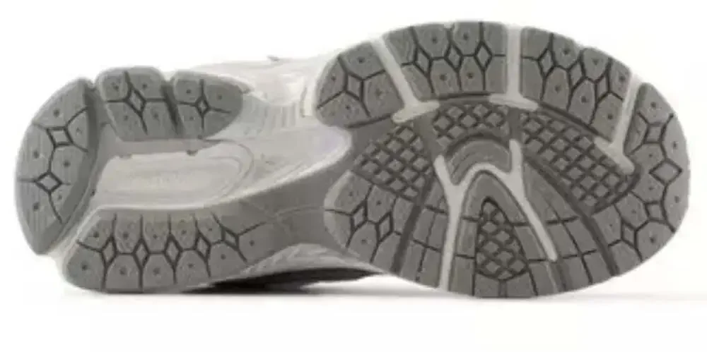 New Balance 1906 Sneakers in Silver Metallic/Milk Violet Size 3y